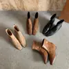 Botas de tornozelo estilo coreano First Encounter Season, bico quadrado e salto grosso para mulheres, coleção outono/inverno 2026, botas elegantes e que afinam, versáteis com zíper traseiro, botas da moda