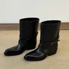 As mesmas botas que as usadas pelo personagem da série de TV "A Casa das Estações": botas de salto baixo, de cano longo, um estilo popular de inverno, e botas de montaria de cano alto