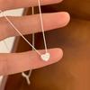 Novedad Collar de Amor con Diamantes Brillantes para Mujer Lujo Ligero Sentido de Diseño de Nicho Mini Conjunto de Diamantes Colgante de Corazón Cadena de Clavícula de Plata S925