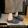 Mules fechadas de sola grossa estilo Birkenstock para mulheres, novidade outono e inverno 2026, mules casuais de feltro camurçado