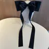 Vestido de Noiva de Cetim Estilo Floresta, com Laço de Fita e Acessório de Pente para a Parte de Trás da Cabeça