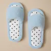Chinelos de algodão com bolinhas para meninas da Amazon, chinelos de casa internos de inverno para mulheres, cor contrastante, chinelos de pelúcia europeus e americanos para mulheres