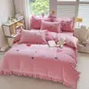 Conjunto de Quatro Peças em Algodão de Fibra Longa Estilo Menina Francesa Bordado Morango Babado Capa de Edredom Estilo Princesa Algodão Puro Todo Algodão Toque de Luxo Verão