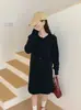 Conjunto de tricô estilo preguiçoso para mulheres, novo conjunto de duas peças outonal com suéter cardigã de gola redonda com bolso e saia, justo, suave