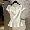 Camisa branca de manga curta com cintura marcada para mulheres, nova moda de verão 2026, estilosa, rejuvenescedora, top versátil de cetim