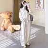 Elegante atuendo de otoño para mujeres embarazadas: un conjunto de dos piezas de moda, de longitud media y corte holgado