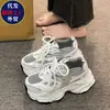Zapatos transpirables nuevos para deportes casuales primavera-verano 2026 que aumentan la altura para mujer, populares, ligeros, versátiles, con suela gruesa, estilo dad sneakers con superficie de malla