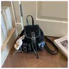 Mochila Feminina Casual Retrô para o Dia a Dia 2025 Outono/Inverno Novo Estilo Mochila Escolar Pequena Exquisita para Passeios Viagem Bolsa Transversal