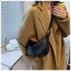 Bolsa feminina de nicho pequeno de alta qualidade 2022 nova moda casual preta bolsa de mensageiro de ombro all-match bolsa de bolinho