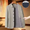 Artículo de alta demanda, destacado: chaqueta con tapeta oculta, dobladillo redondeado y cuello de solapa