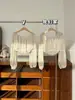 Top de manga larga con lunares, hombros descubiertos, puro deseo estilo francés, nuevo modelo de primavera para mujeres de talla grande, elegante y que realza la figura para mujeres de talla grande