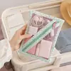 Bolsa de armazenamento em rede estilo Ouyang Nana, uma bolsa de cosméticos versátil, de grande capacidade e portátil para viagens, perfeita para guardar artigos de higiene pessoal e outros itens pequenos.