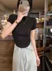 Estilo Verão Curto Ombro Direito Efeito Emagrecedor Camiseta de Manga Curta para Mulheres com Atmosfera de Puro Desejo Cintura Alta Mostrando o Umbigo Doce e Picante Top Justo
