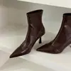 Botas Femininas de Couro Macio Estilo Coreano First Encounter Season, Afuniladas, Bico Fino, Salto Agulha, Botas Curtas de Salto Alto com Zíper nas Costas e Forro de Lã para Efeito Afunilador
