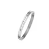Elegante Pulsera Brazalete Chapada en Oro Rosa con Diseño Minimalista que Presenta un Solo Diamante Brillante Acabado Liso y Pulido Material de Aleación Ligera Perfecta para el Uso Diario o Ocasiones Especiales Joyería Atemporal