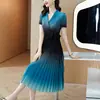 Vestido Plisado Miyake Verano 2026 Nuevo Estilo para Mujer, Alta Calidad, Apto para Figuras Pequeñas, Cuello de Solapa, Vestido Largo de Color Degradado