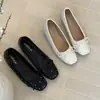 Nuevos zapatos planos de ballet versátiles para el otoño, estilo commuter, con diseño que aumenta la altura, lazo y remaches