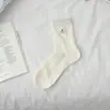 Meias Finas de Verão para Mulheres, Meia até a Panturrilha com Bordado de Urso Cartoon Estilo Desleixado, Meias Listradas com Letras Estilo College, Algodão Puro