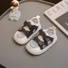 Novas sandálias infantis de verão, sapatos leves fechados para bebês, sapatos versáteis de sola macia para meninos, sandálias de estrutura para meninas