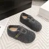 Sapatos Peludos para Mulheres, Sapatos Quentes Estilo Coreano Preguiçosos, Slip-Ons com Solado Grosso e Biqueira Aberta com Fivelas de Metal, Biqueiras Arredondadas Versáteis para Outono e Inverno 2025