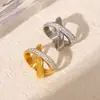 Anillo de diamantes en forma de X con personalidad simple, de venta caliente transfronteriza, estilo europeo y americano, diseño geométrico irregular, acero de titanio chapado en oro de 18 quilates.
