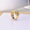 J39 Anillo geométrico para mujer estilo europeo y americano de lujo ligero y moda, viento frío exagerado, liso, acero de titanio chapado en oro, anillo para dedo de comida