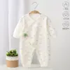 Ropa de una pieza para bebé de primavera y otoño Categoría de bebé Ropa de casa de manga larga de algodón puro Pijamas Ropa de salida para recién nacidos con botones laterales