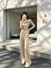 Moda de principios de otoño: un conjunto completo de dos piezas puro y seductor para mujer que presenta un top tipo dos piezas falso y pantalones de pierna ancha, creando un look elegante y chic