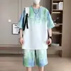 Conjunto de verão masculino estilo americano tie-dye em seda gelada com gradiente, um conjunto de roupas fresco e estiloso combinado com camisa de manga curta de praia e shorts