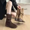 Botas Western de camurça simples e retrô para mulheres, nova coleção de outono de 2026, com design plissado e franzido, salto médio e estilo de bota curta.