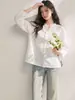 Camisa Artística Blanca Te Order2026 Primavera con Bordes Fruncidos, Frente Semiabierto, Bordado 3D, Blusa Suave y Elegante