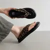 Chanclas de piel de oveja con estampado de leopardo retro y suela gruesa, nuevo estilo verano 2026, pantuflas plisadas con suela suave y tacto cómodo