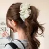 Pinza de Plátano de Malla Plisada Nube Floral Suave Estilo Coreano para Mujeres Clip para el Cabello de la Parte Posterior de la Cabeza Cola de Caballo Recogido Accesorio Elegante para el Cabello