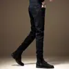 Jeans de alta gama forrados de polar para hombre, nuevos pantalones ajustados elásticos skinny para otoño e invierno 2026, pantalones largos casuales