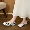 Sapatos femininos estilo francês de bolinhas, salto baixo grosso, modelo novo 2026, mocassins slip-on confortáveis de salto baixo com solas macias