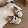 Zapatos de perlas de suela blanda de moda para niñas, zapatos de cuero para niños, nuevos zapatos de moda 2026 para primavera y otoño para niños pequeños