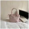 Sencilla, elegante y con textura retro, esta bolsa tipo cubo 2026 para uso diario, cruzada, de hombro, de mano y para llevar debajo del brazo es perfecta para mujeres.