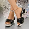 Sandalias Elegantes de Suela Gruesa Negra con Correa Única Estilo Europeo y Americano Decoración de Remaches Chanclas Abiertas Zapatos de Playa de Verano para Mujer que Aumentan la Altura