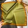 Lenço de seda moda feminina estilo estrangeiro imitação de seda 70 pequeno lenço quadrado outono e inverno Coringa aeromoça pequeno lenço lenço quente atacado