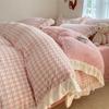 Juego de cama de cuatro piezas de terciopelo coral de leche engrosado de doble cara, ropa de cama de franela de invierno, falda de cama más gamuza, sábanas, funda de edredón