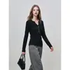 Outono de 2026 Novo Estilo Coreano Minimalista Gola V Botões Slim Fit Cor Sólida Versátil Elegante Top Feminino 25712