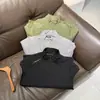 Chaqueta exterior ligera, cortavientos e impermeable con cuello alto, diseñada para abrigar en otoño e invierno.. 13675