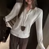 Camisa básica de botão estilo coreano feita na fábrica para mulheres, design de outono precoce, elegante e versátil, com gola henley, efeito emagrecedor e mangas compridas