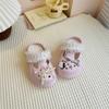 Tamancos Infantis 2025 Novos Fofos de Desenho Animado Hello Kitty de Sola Grossa para Mulheres Usarem ao Ar Livre Sandálias Slip-On Antiderrapantes para Mulheres