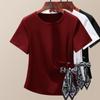 Camiseta Branca Elegante e Moderna com Gola Redonda e Manga Curta para Mulheres, Novo Modelo Verão 2026, Elegante e Emagrecedora, Estilo Maduro com Top de Lenço de Seda