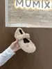 Sapatos Mary Jane femininos brancos peludos com aumento interno de altura, coleção outono e inverno 2025, sapatos de algodão felpudo quentes e forrados com fleece