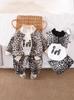 Ropa de Niños Primavera y Otoño Nuevo Estilo 1--5 Años Moda Ropa Infantil Niños Guapo Estampado de Leopardo Cremallera Manga Larga Chaqueta y Pantalones Conjunto de Tres Piezas