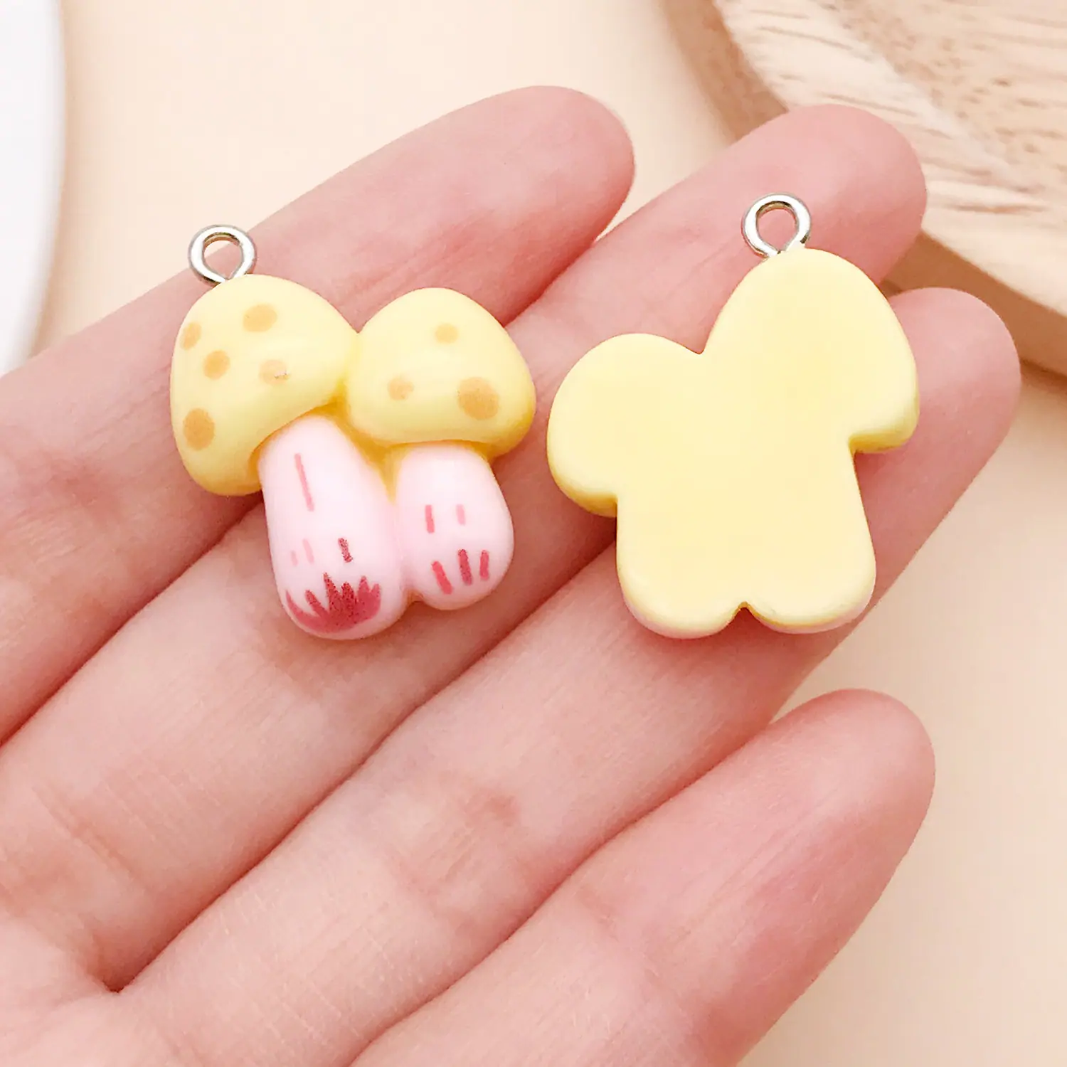 24775-P-黄色树脂食玩丛林蘑菇26x21x8mm-2.