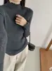 Suéter de malha com gola alta e detalhe de orelha de madeira feminino outono e inverno slim fit suéter básico com borda enrolada peça íntima suéter de lã fiada fina top 26