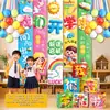 Decoraciones de temporada de regreso a clases: Banderines colgantes para escuela primaria, cajas, montaje de escena para el nuevo semestre en el aula de kínder, creando un sentido de atmósfera y ceremonia